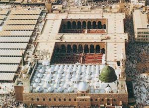 مسجد الرسول ص في المدينة المنورة بالمملكة العربية السعودية. للمساجد نظام معماري واضح يتكون من صحن أوسط تحيط به أربع ظُلات (أروقة) أكبرها ظلة القبلة التي تشتمل على المحراب والمنبر