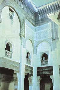 المدرسة البوعنانية في فاس بالمغرب (723هـ، 1324م). يقوم تخطيطها على أساس الصحن الواسع المحاط بالأروقة، وتتوسطه بركة ماء وتحيط به أروقة من ثلاث جهات من العُمُد والقناطر