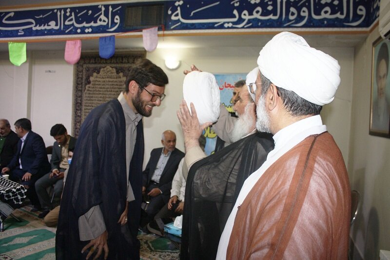 حفل تتويج عدد من طلبة حوزة محافظة كرماشاه في إيران