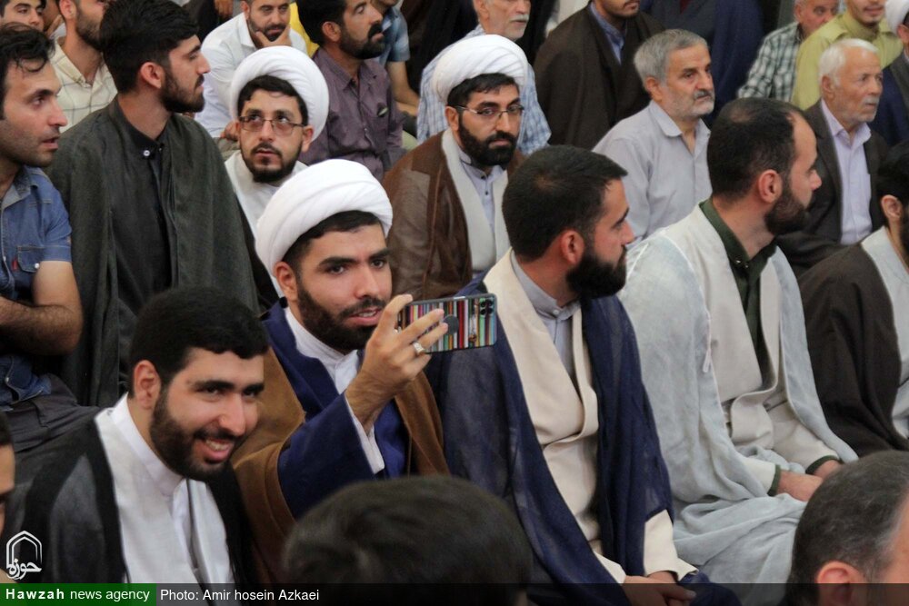 حفل تتويج عدد من طلبة حوزة محافظة همدان في إيران