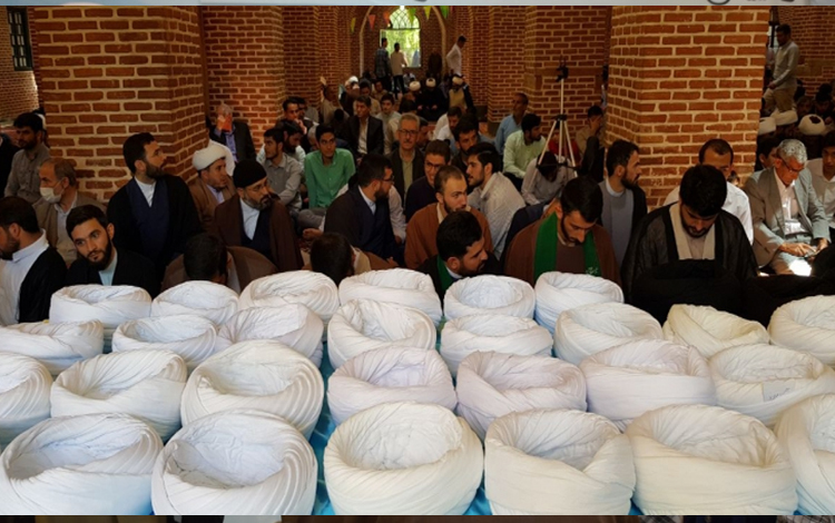 تضامناً مع عيد الله-الأكبر، مراسم تعمم 43 من طلبة الحوزة في محافظة أردبيل على يد إمام جمعة هذه المدينة سماحة السيد حسن عاملي بمسجد ميرزا علي-أكبر.