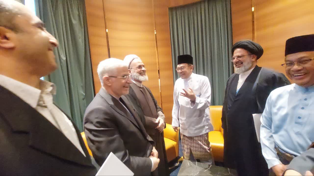 آية الله أعرافي يلتقي رئيس وزراء ماليزيا: