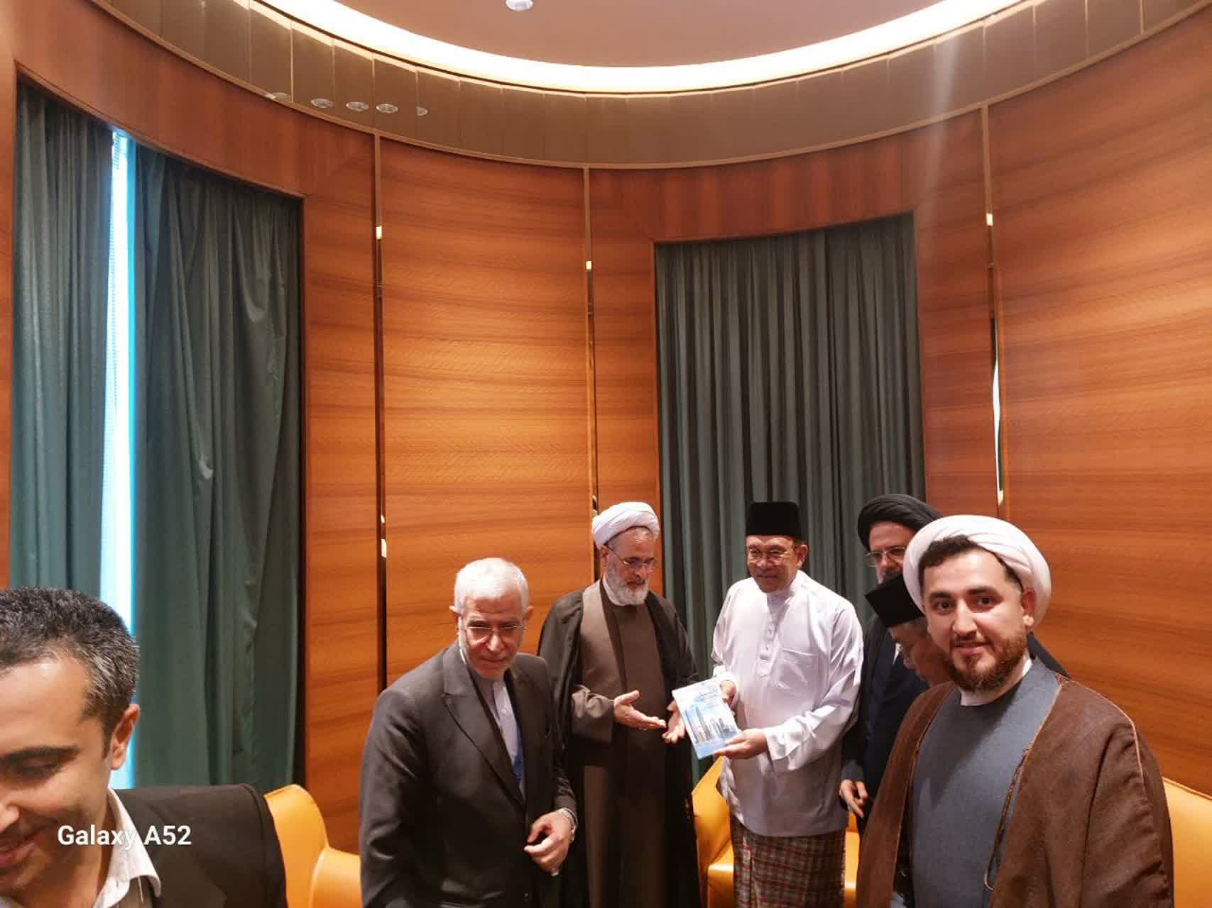 آية الله أعرافي يلتقي رئيس وزراء ماليزيا:
