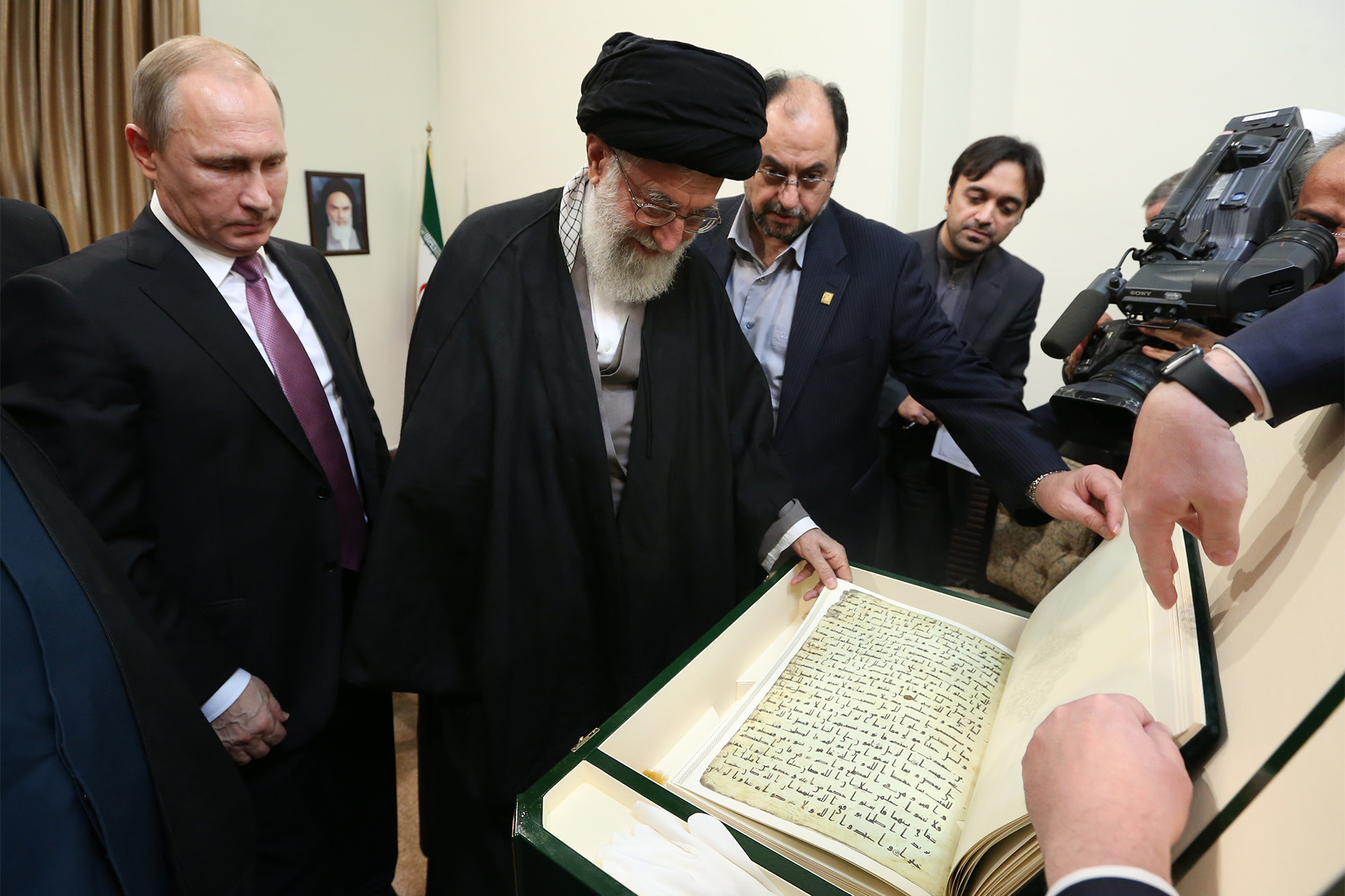أقدم نسخ القرآن الكريم هدية فيلاديمير بوتين لقائد الثورة الإسلامية