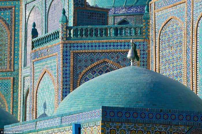 المسجد الأزرق يقع في قلب مزار شريف في أفغانستان