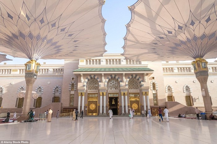 المسجد النبوي في المدينة المنورة بالمملكة العربية السعودية