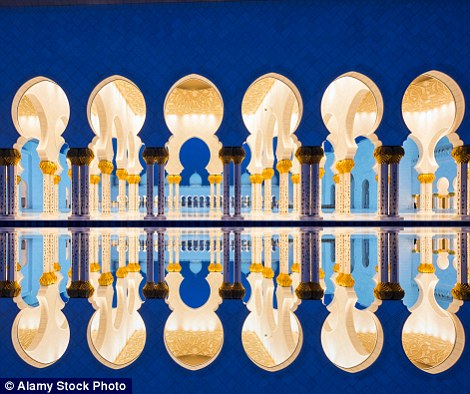 مسجد الشيخ زايد الكبير في أبو ظبي بالإمارات العربية المتحدة