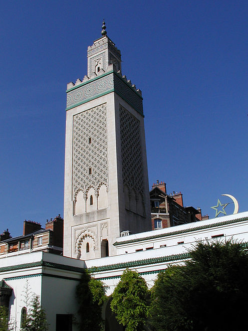 مسجد باريس الكبير من أكبر مساجد فرنسا، شيّد من قبل مهاجري شمال أفريقيا الاوائل في فرنسا،