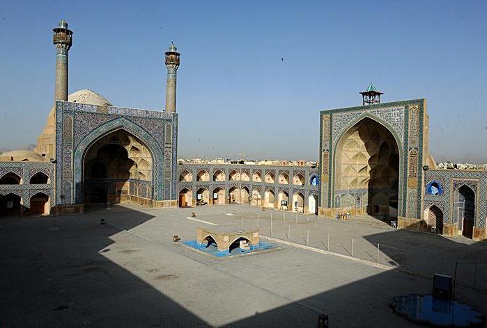مسجد جامع أصفهان ، ويعود إنشاؤه إلى عام 771م يقع في مدينة أصفهان في محافظة أصفهان