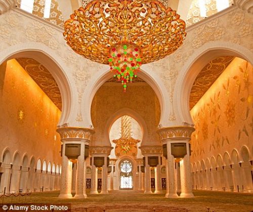 مسجدالشيخ زايد الكبير في أبو ظبي بالإمارات العربية المتحدة