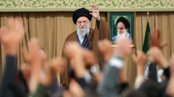 الخلاف بين الجمهورية الإسلامية وأمريكا هو خلاف جوهري وصراعٌ في المصالح بين هذين التيارين